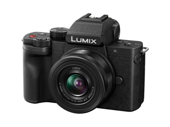 Mirrorless camera with three lenses — Digital Cameras & Camcorders, Panasonic