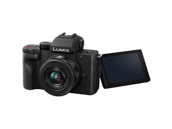 Mirrorless camera with vlogging accessories — Digital Cameras & Camcorders, Panasonic