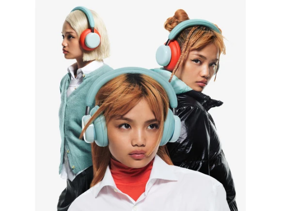 Over-ear wireless headphones, Light Green — Wireless Earbuds, Generic Logic, Inc.