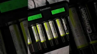 Charger Multifungsi dengan Banyak Slot dan LCD.