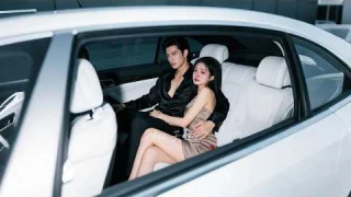 灰姑娘著急上錯車撲倒陌生人懷中，殊不知他是海城最富有的禁慾帥總裁！總裁低頭一看懷裡小白兔瞬間心動了，娶她回家寵成寶！#撿個新貴總裁#短劇 #短劇推薦 #drama #霸總 #灰姑娘 #甜寵