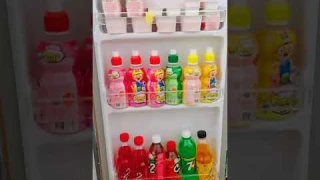 Sắp xếp đồ uống vào tủ lạnh mini.