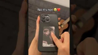 E-ink phone case with display