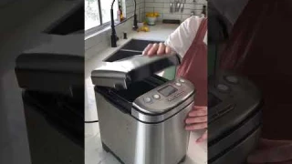 Esta máquina HACE PAN! tu no necesitas hacer nada! 🍞 #shorts