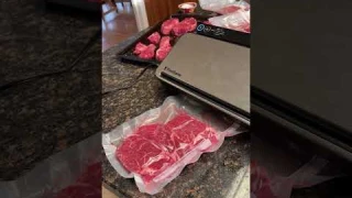 Preserve Freshness with Ease: FoodSaver V4400 Vacuum Sealer - Your 2-in-1 Kitchen Powerhouse! 🌽🔒