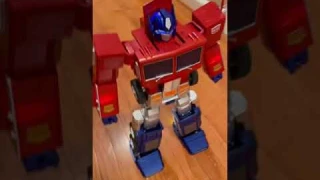 SELF TRANSFORMING OPTIMUS PRIME!!!