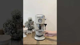 Making an espresso with the most affordable coffee machine.🤎