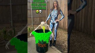 PUKING SKELETON TUTORIAL 💀 How to make this awesome Halloween decor! #diyhalloween #pukingskeleton