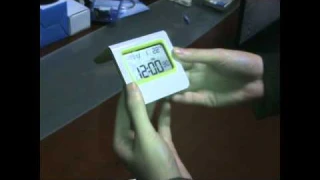 Stylish Solar Powered LCD Digital Alarm Clock +Calendar +Thermometer White/Green.mp4