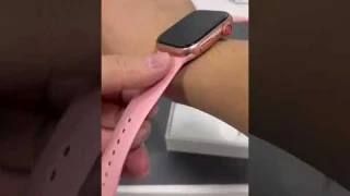 How to correctly install and wear a smartwatch strap.